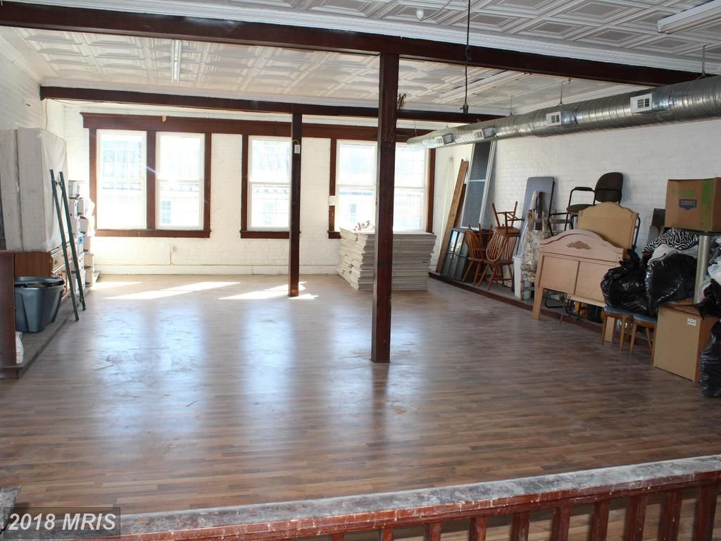 202 W Washington St, Charles Town, WV 25414